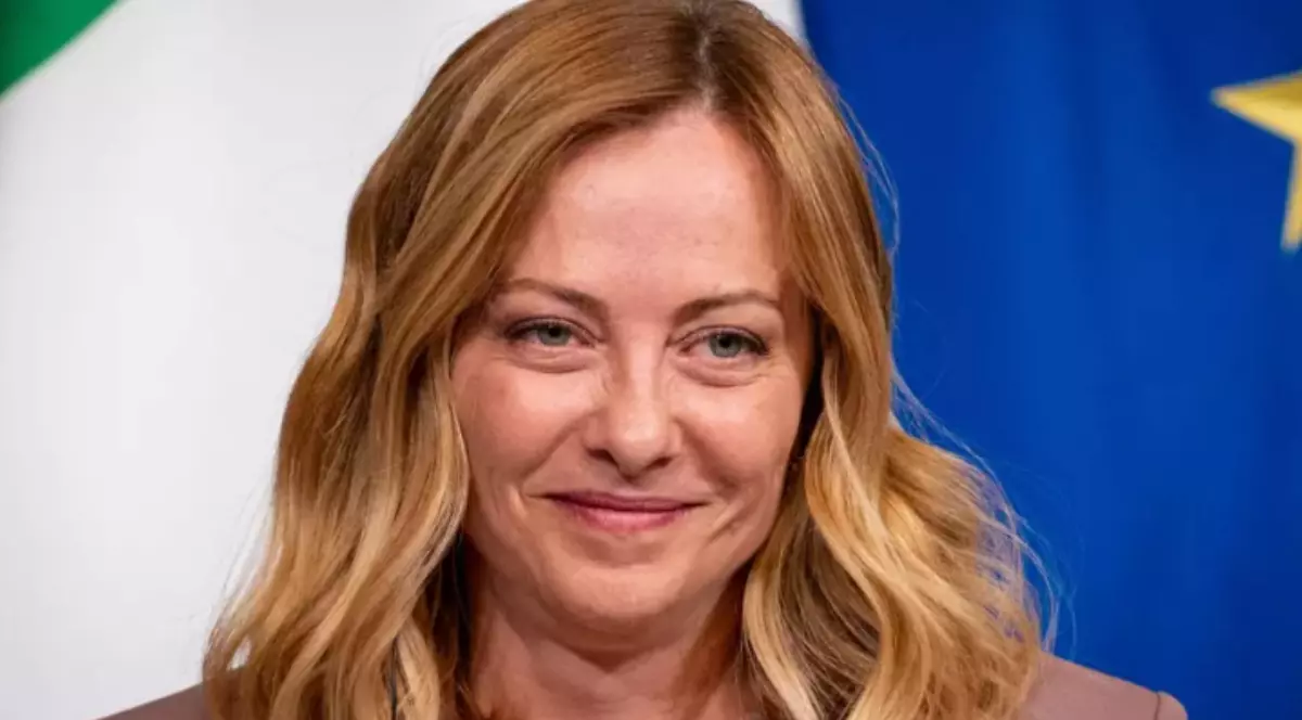 Giorgia Meloni în timp ce zâmbește