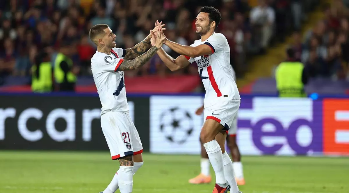 Atacantul portughez Goncalo Ramos (dreapta) al echipei Paris Saint-Germain sărbătorește al doilea gol marcat în timpul meciului de fotbal din faza a doua a Ligii Campionilor UEFA, dintre FC Barcelona și PSG.