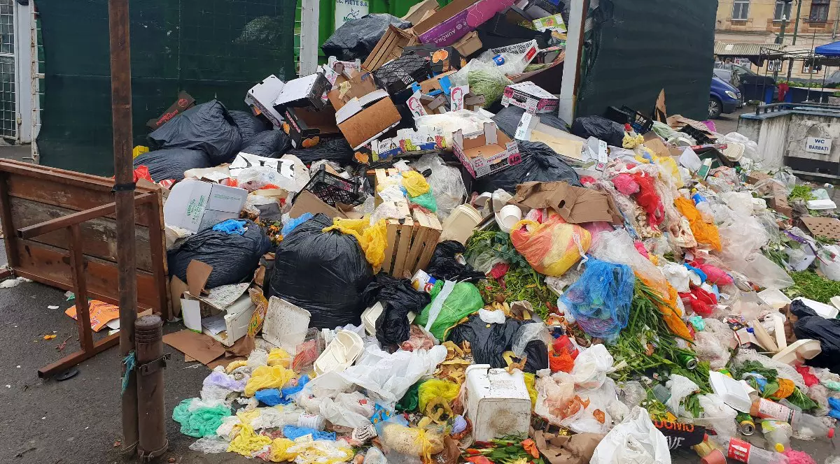 Deseuri aruncate langa un container mobil pentru deseuri menajere si umede, defect de cateva zile, pot fi vazute, miercuri, 28 aprilie 2021, piata din Timisoara.