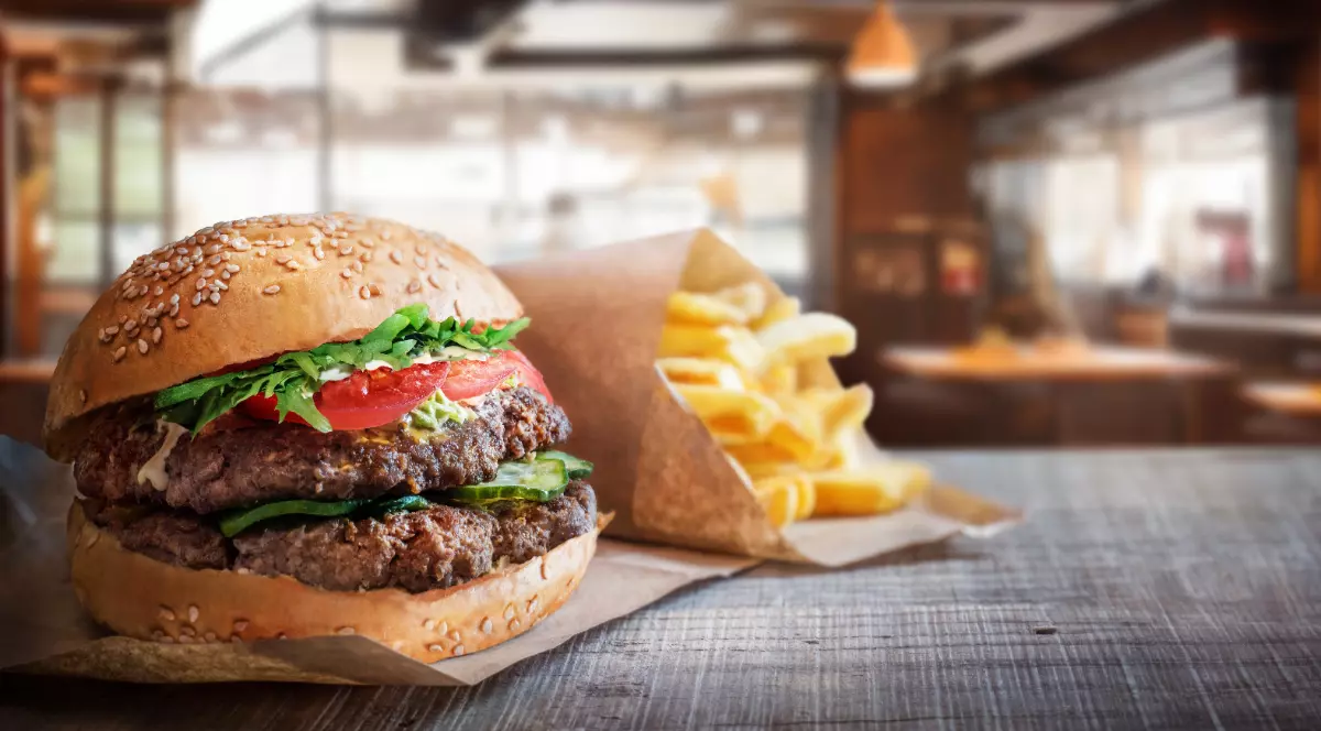 Un hamburger și o porție de cartofi prăjiți