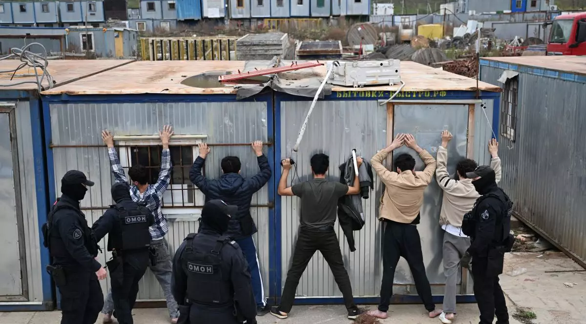 Ofițeri de poliție rețin lucrători străini în timpul unei razii pentru identificarea imigranților ilegali la Moscova, Rusia, 4 octombrie 2024
