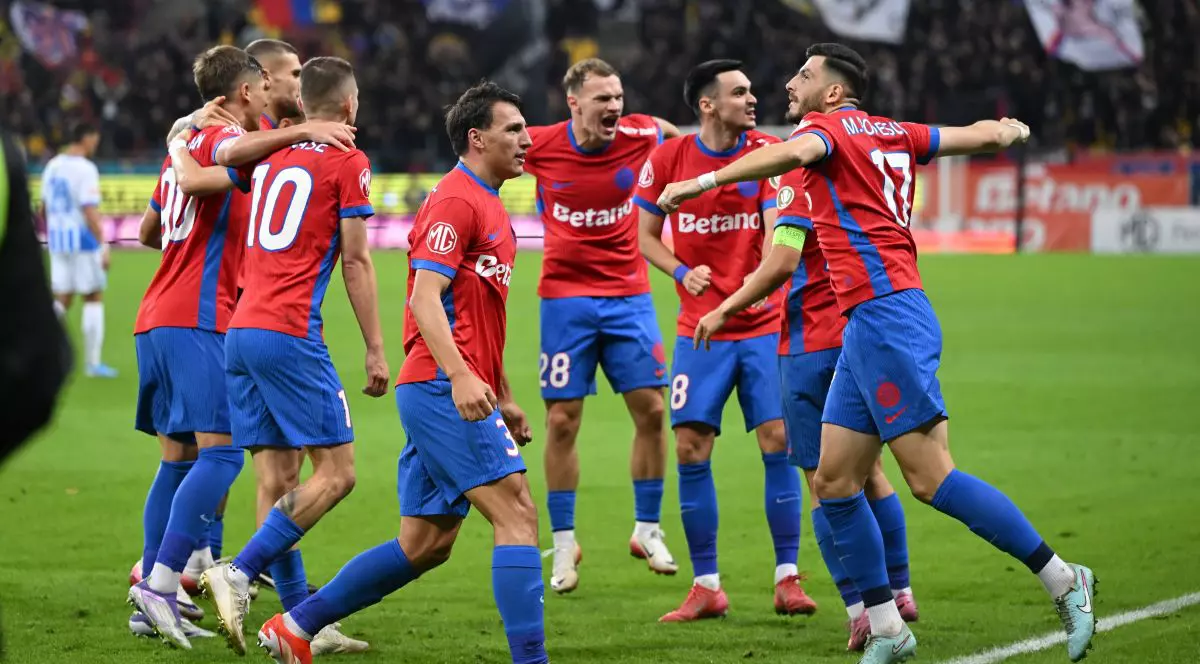 Fotbalistii ros-albastrii Risto Radunovic, Grigoraș Alexandru Pantea, Adrian Gheorghe Șut si Mihai Popescu se bucura dupa un gol marcat in meciul dintre FCSB si Universitatea Craiova, contand pentru Superliga Superbet, desfasurat pe Arena Nationala din Bucuresti, duminica 5 octombrie 2025. © FOTO:Razvan Pasarica/SPORT PICTURES