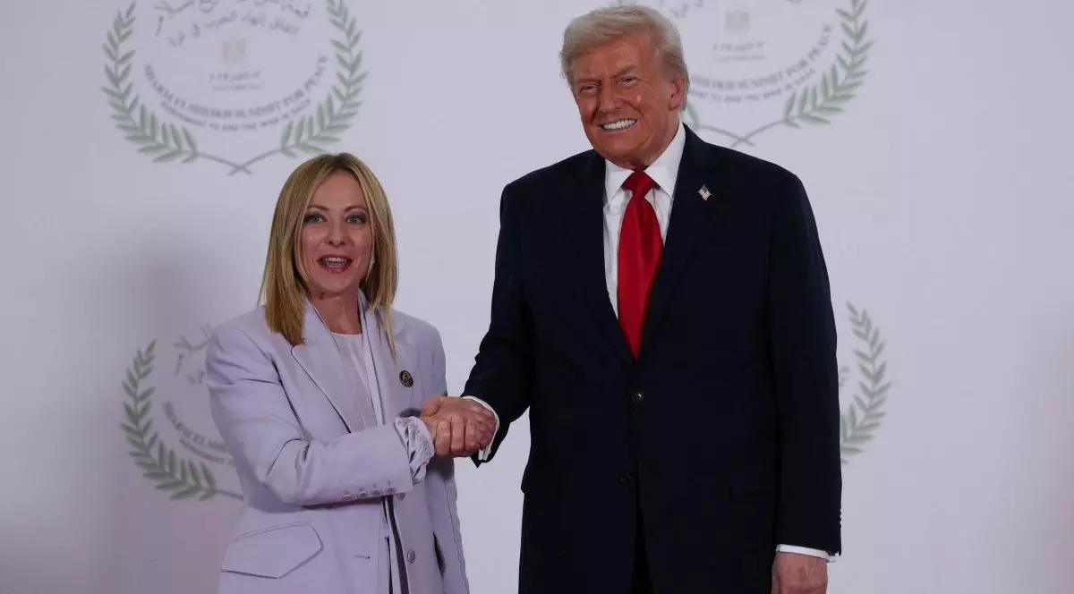Donald Trump și Giorgia Meloni dau mâna în timp ce zâmbesc în fața jurnaliștilor, la Summitul de pace Sharm El-Sheikh din Egipt, 13 octombrie 2025