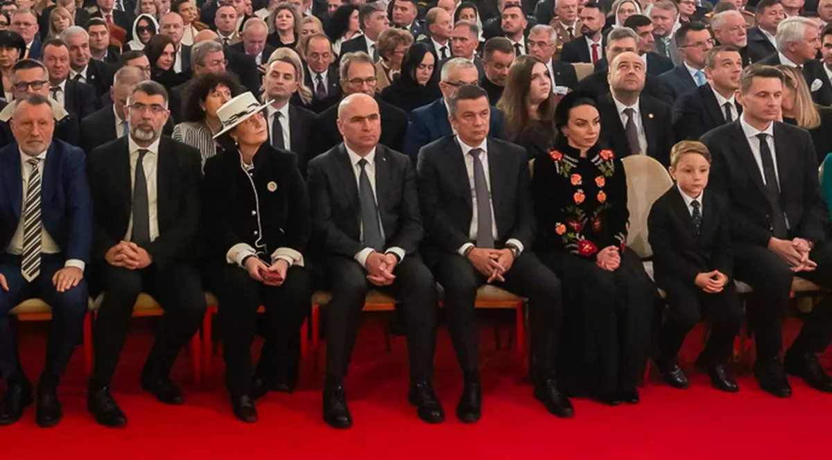 Ilie Bolojan și Sorin Grindeanu s-au ignorat reciproc în Catedrala Mântuirii Neamului după scandalurile din coaliție. Au fost așezați unul lângă altul