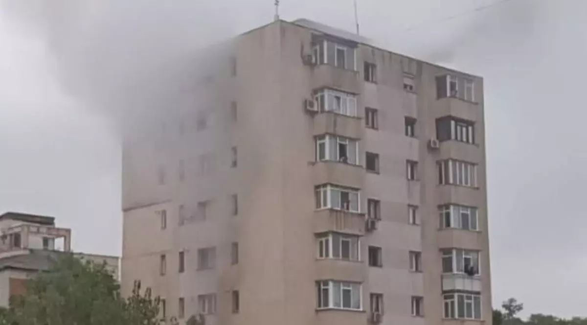 Un bloc de zece etaje din Iași este învăluit defum, octombrie 2025