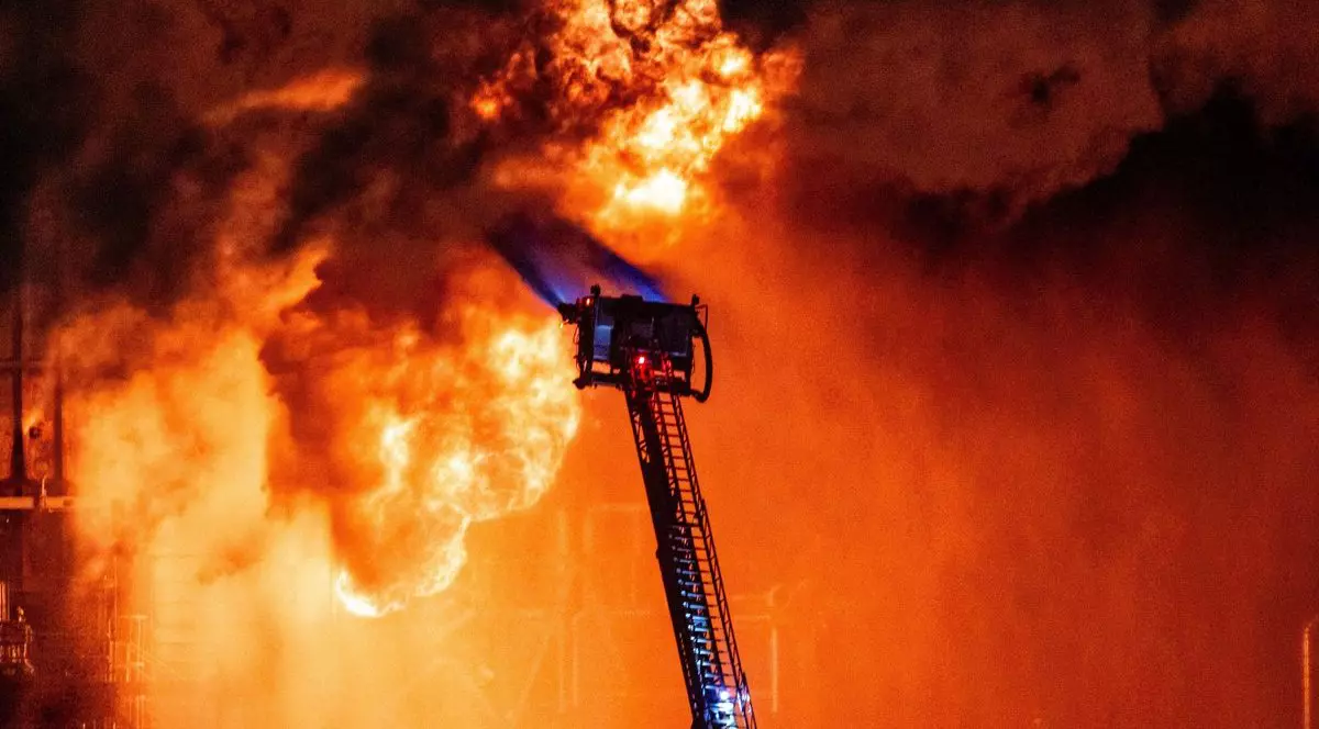 Incendiu la rafinăria Chevron din Los Angeles. Foto Profimedia