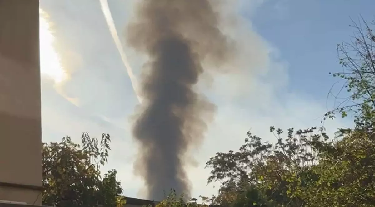 Degajări mari de fum de la un incendiu cu flacără deschisă care a izbucnit la o casă de pe Intrarea Mieilor din București