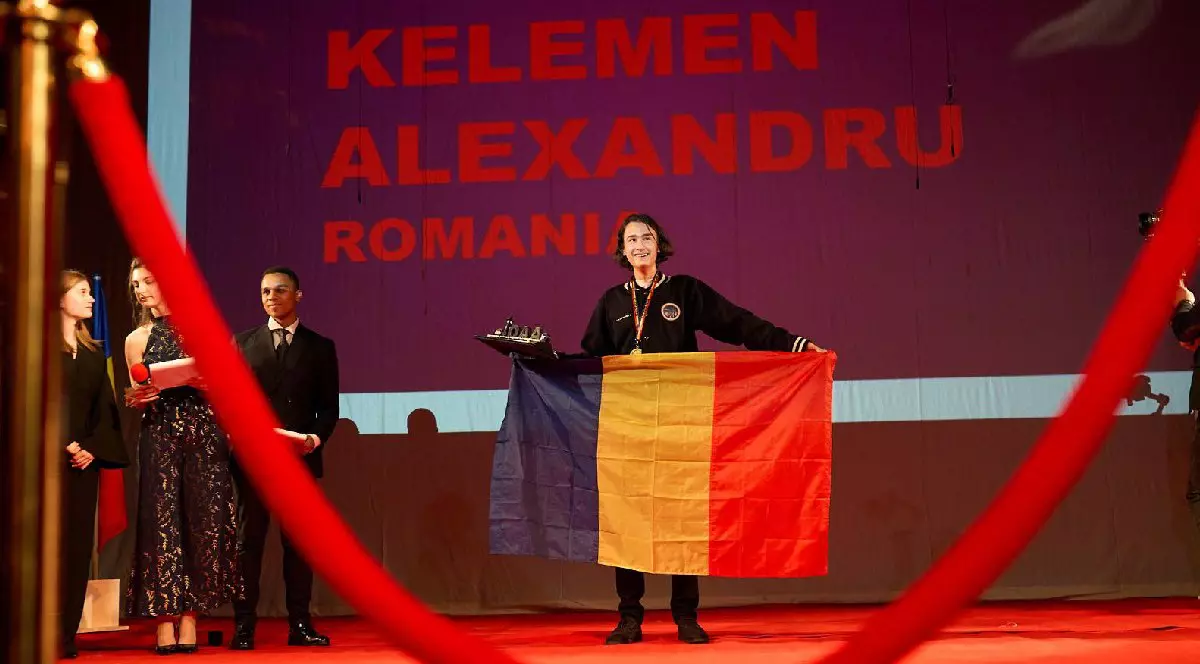 Un tânăr îmbrăcat în negru, cu o medalie la gat, tine steagul României în mâini, la Olimpiada Internationala de Astronomie, 2025
