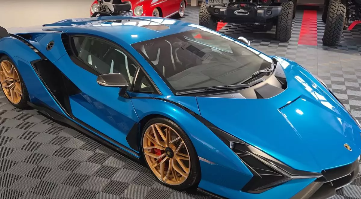 Lamborghini Sian albastru parcat într-un garaj