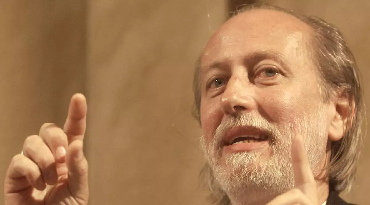 László Krasznahorkai vorbind despre ceva în timp ce gesticulează