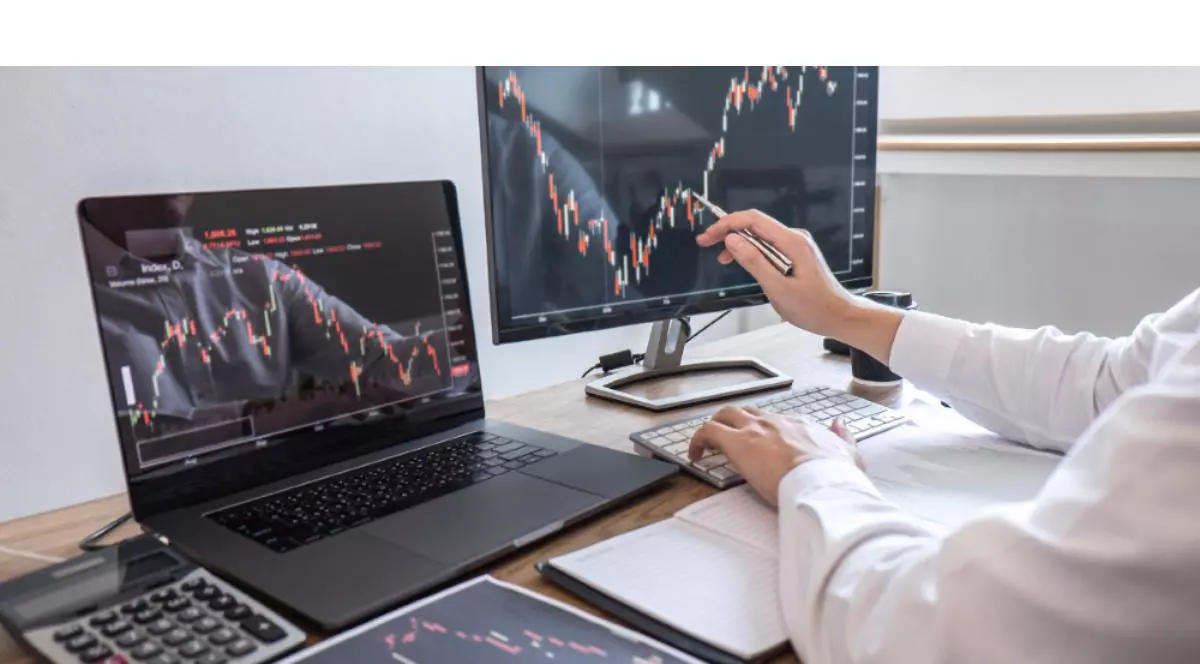 De la birou la bursă: generația tânără din România descoperă day trading-ul. 
