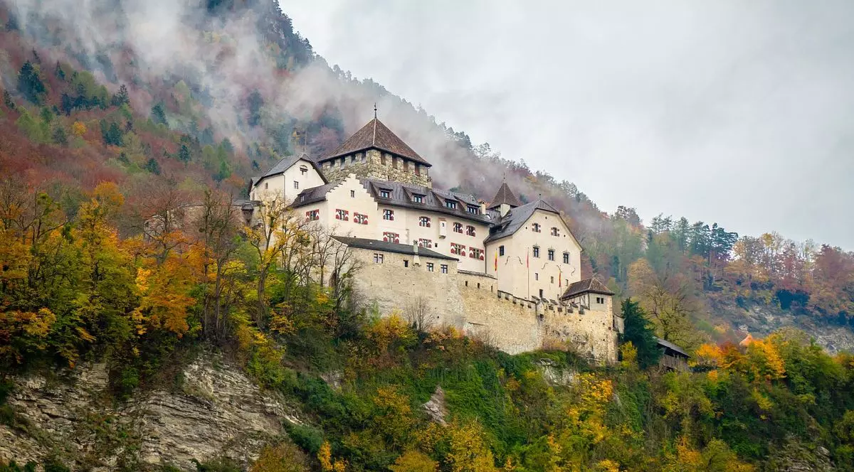 Clădire pe un munte, în pădure, toamna