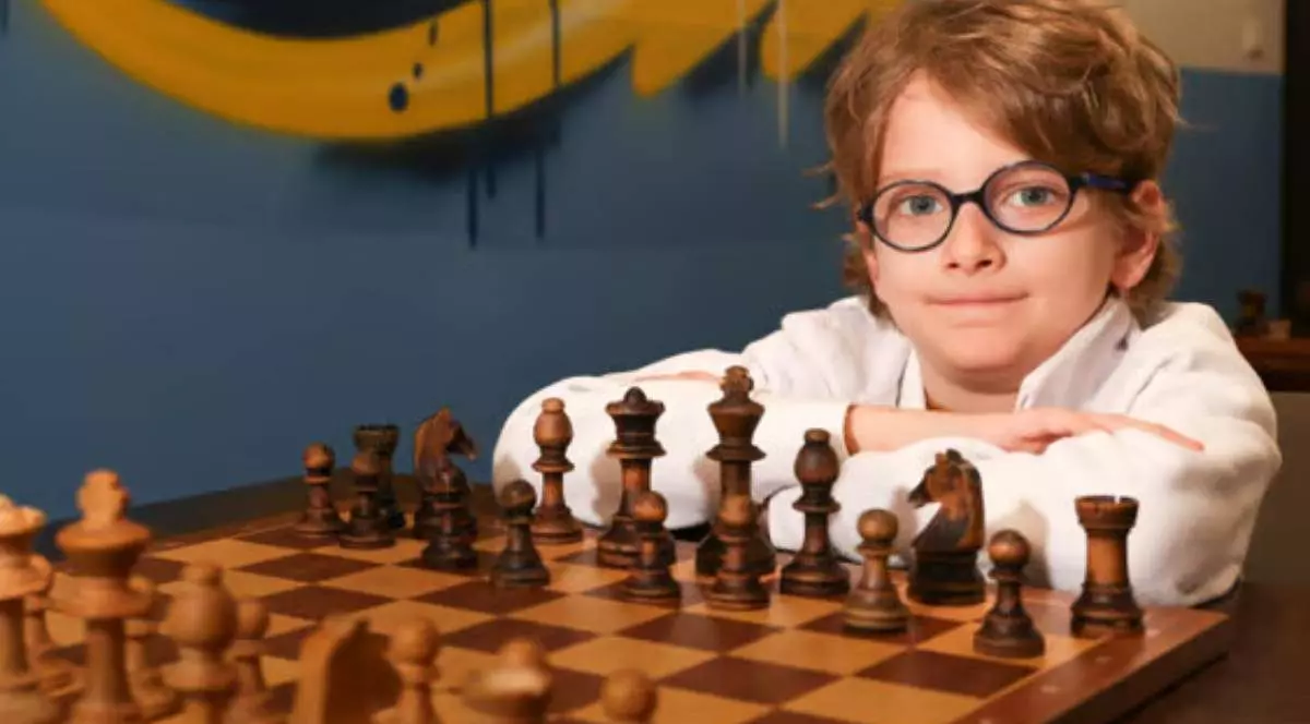 Luca Protopopescu, un copil e doar 9 ani, cu origini româneşti, stabilit în Marsilia, a reușit să uimească întreaga Franţă după ce participat la 12 partide simultane de şah.