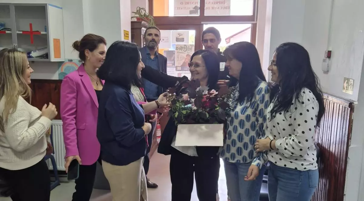 Mariana Stan, directoarea școlii din dor Mărunt primită în școală cu flori