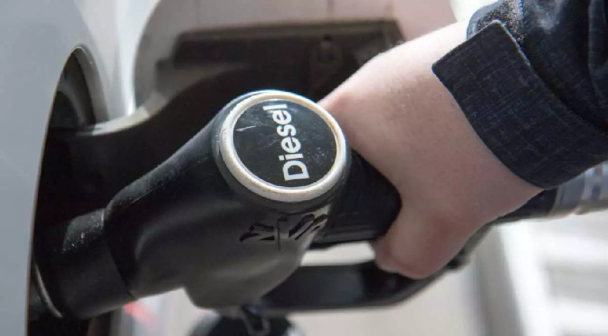 Alimentare cu motorină la pompă