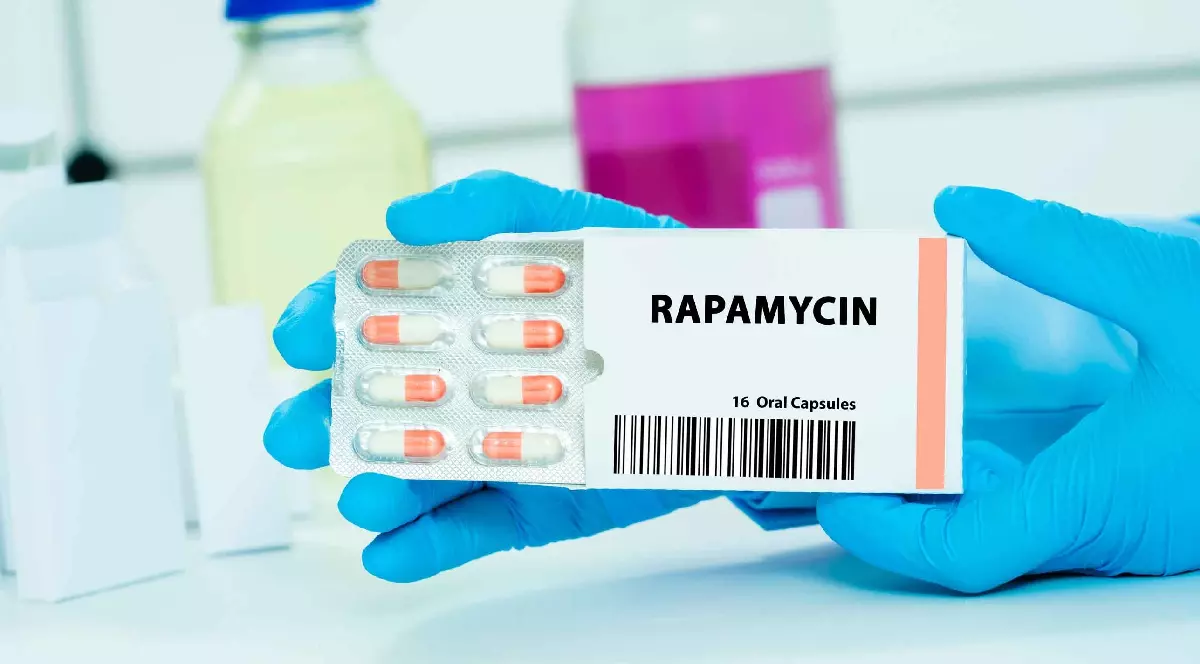 Imaginea prezintă de aproape o cutie de medicamente pe care este vizibil numele RAPAMYCIN și specificația 