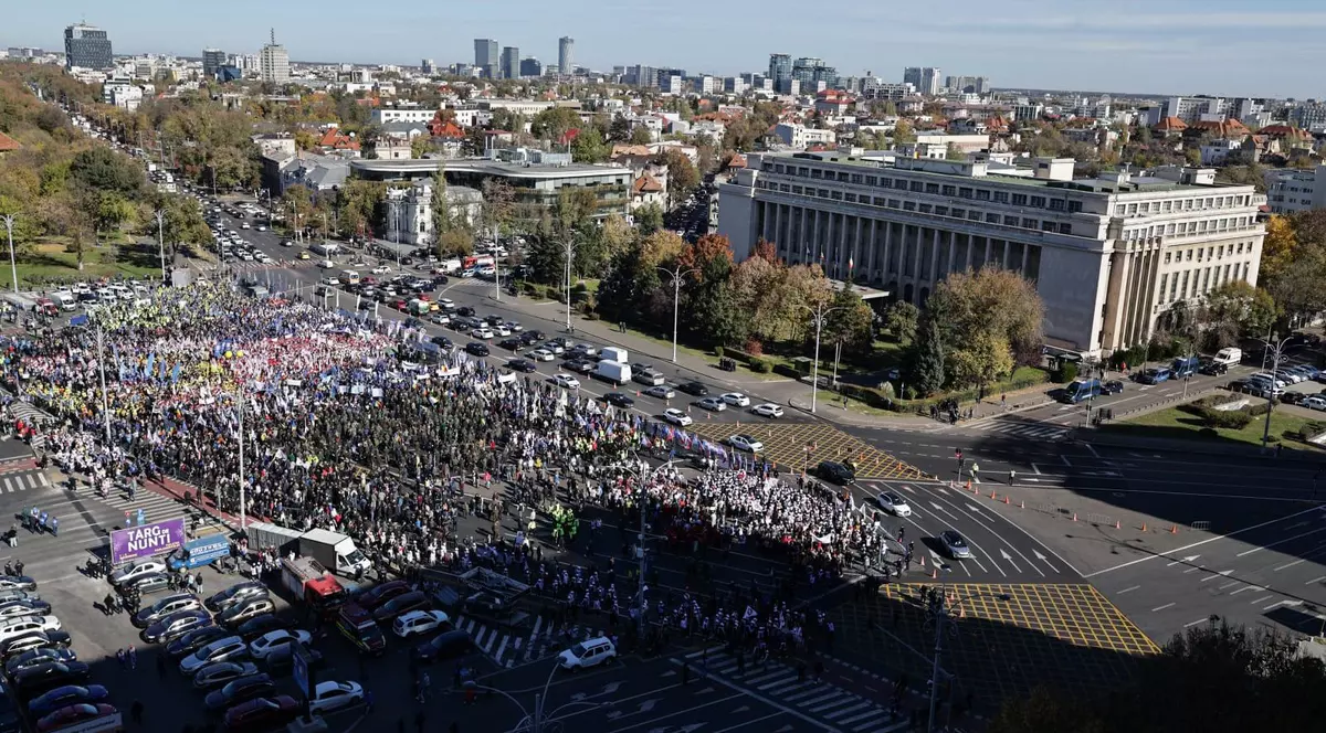 Protestatari în Piața Victoriei. Foto: Vlad Chirea / Libertatea