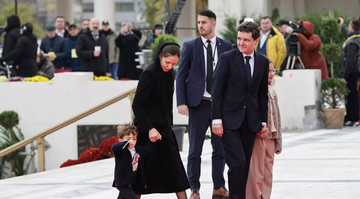 Mirabela Grădinaru, în negru din cap până în picioare la sfințirea Catedralei Mântuirii Neamului. Ce a purtat pe cap partenera lui Nicușor Dan