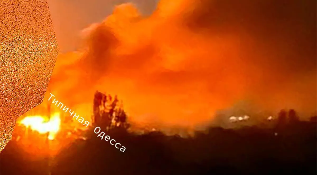 Odesa. Incendiu după un atac aerian efectuat de ruși asupra unui obiectiv de infrastructură energetică Foto: Profimedia