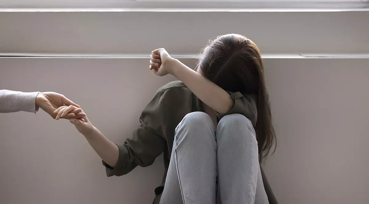 Adolescentă care consumă droguri