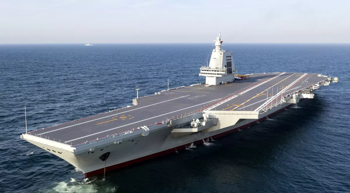 O fotografie aeriană realizată cu o dronă pe 1 mai 2024 arată al treilea portavion al Chinei, Fujian, în timpul primelor sale încercări pe mare. Al treilea portavion al Chinei, Fujian, s-a întors la Shanghai