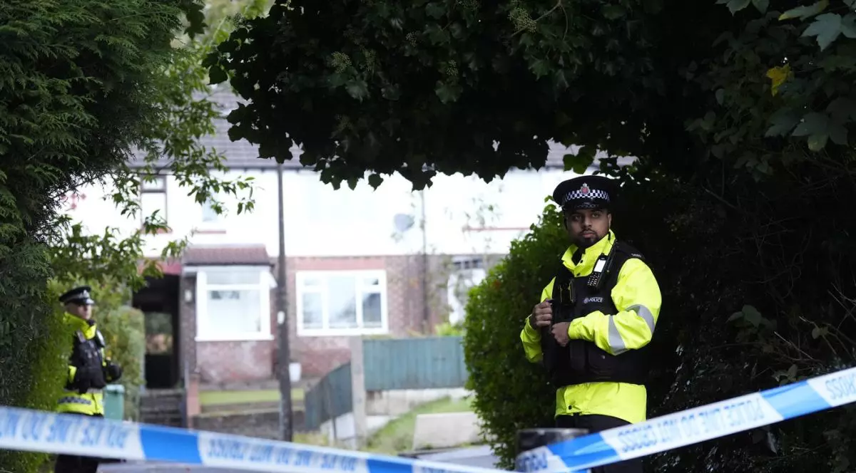 Un polițist patrulează lângă o proprietate din Langley Crescent, Prestwich, după atacul terorist în care două persoane au murit la sinagoga Congregației Ebraice din Crumpsall, Manchester, Anglia, 3 octombrie 2025