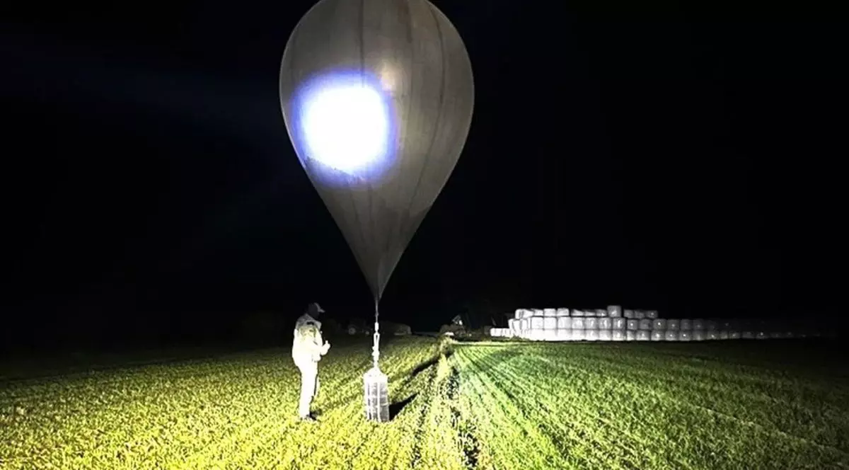 Un ofițer inspectează un balon folosit pentru a transporta țigări de contrabandă în Lituania, octombrie 2025