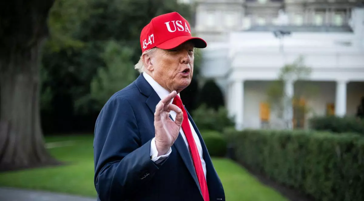 Purtând o șapcă roșie inscripționată „USA”, Președintele american Donald Trump vorbește cu reprezentanți ai presei pe peluza sudică a Casei Albe, 5 octombrie 2025