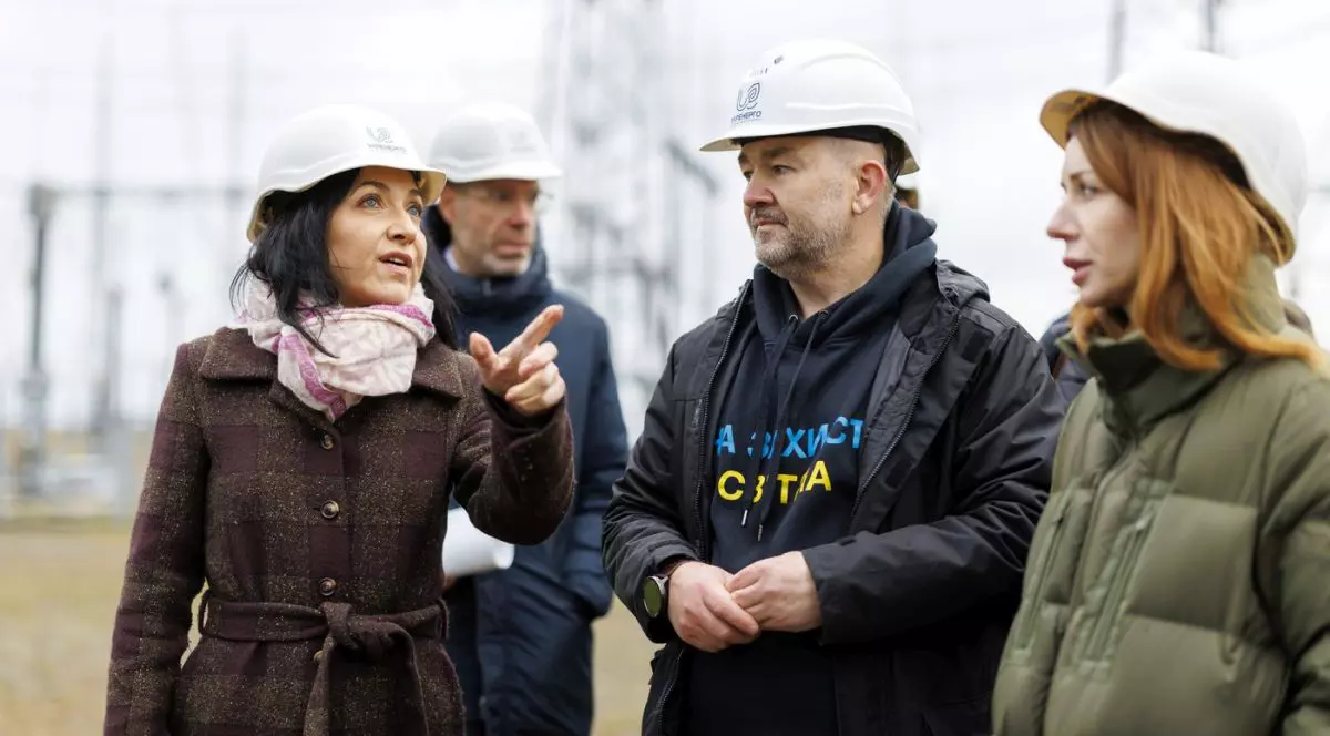 Katherina Reiche, ministrul german al economiei și energieivizitează o substație/centrală termică din Kiev, însoțită de ministrul energiei din Ucraina, Svitlana Hryntschuk, 25 octombrie 2025
