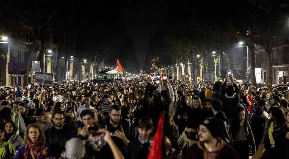 Oameni pe stradă, în Italia, la un protest uriaș pro Gaza, peste un milion de oameni din Italia s-au alăturat grevelor și protestelor în semn de solidaritate cu Flotila Sumud din Gaza.