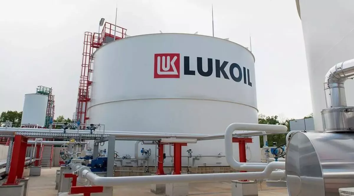 Gigantul din Emiratele Arabe Unite, IHC, de&#355;inut de &#351;eicul Tahnoon, interesat de activele externe ale Lukoil