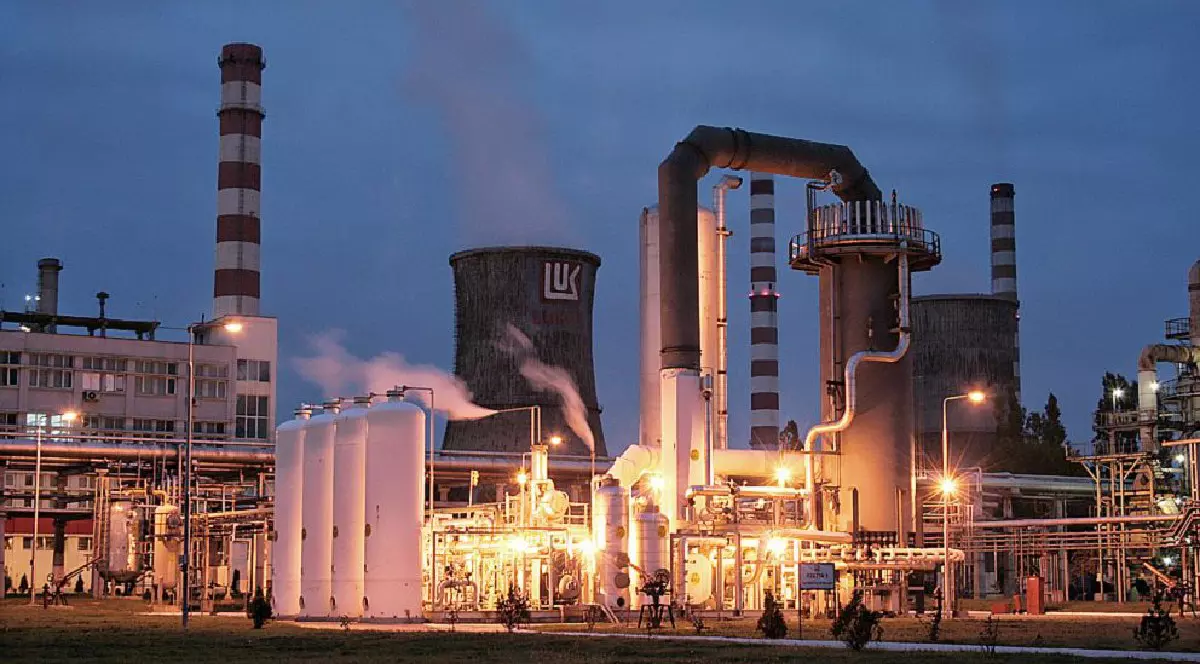 Petrotel, noul RAFO. V&acirc;nzarea separat&#259; a benzin&#259;riilor Lukoil ar putea duce la &icirc;nchiderea rafin&#259;riei de l&acirc;ng&#259; Ploie&#537;ti