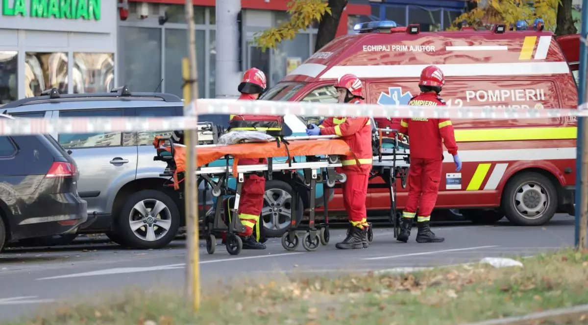 O ambulanță preia răniții din explozia care a avut loc în Rahova, București, 17 octombrie 2025