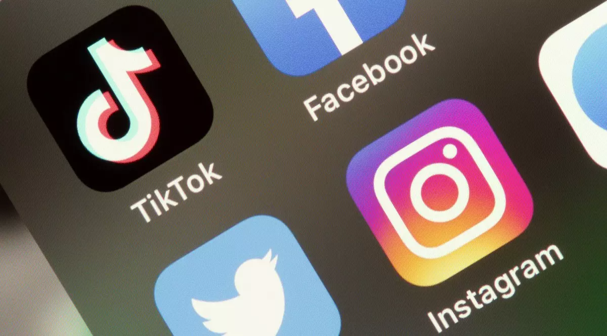 Rețele de socializare pe ecranul unui telefon mobil. Imagine cu caracter ilustrativ Foto: Profimedia