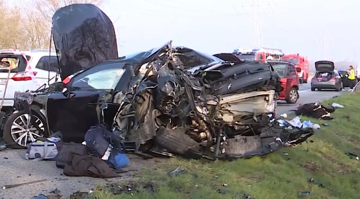 Mașină de culoare neagră distrusă după un accident