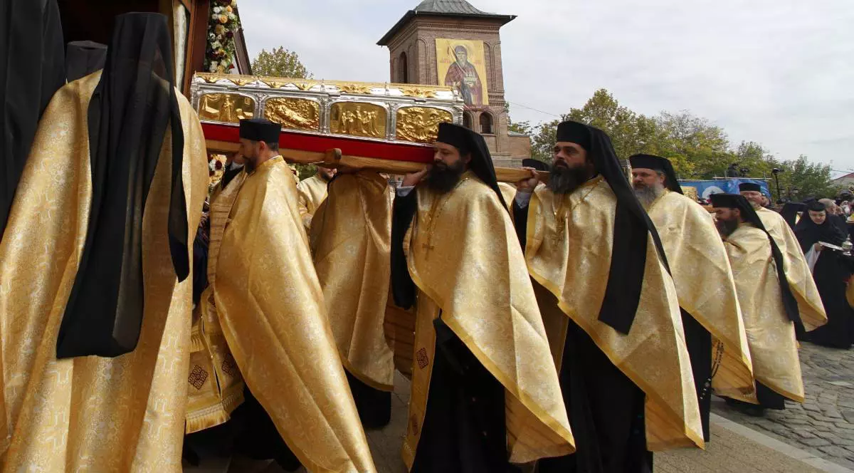 Prepti in haine negre cu pelerine aurii, purtand pe umeri racla Sfantului Dimitrie cel Nou, protectorul Bucureștiului, in timpul procesiunii din jurul Patriarhiei Române, octombrie 2024