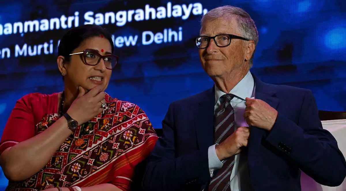 Bill Gates și Smriti Irani, la un eveniment la New Delhi pe 19 martie 2025.
