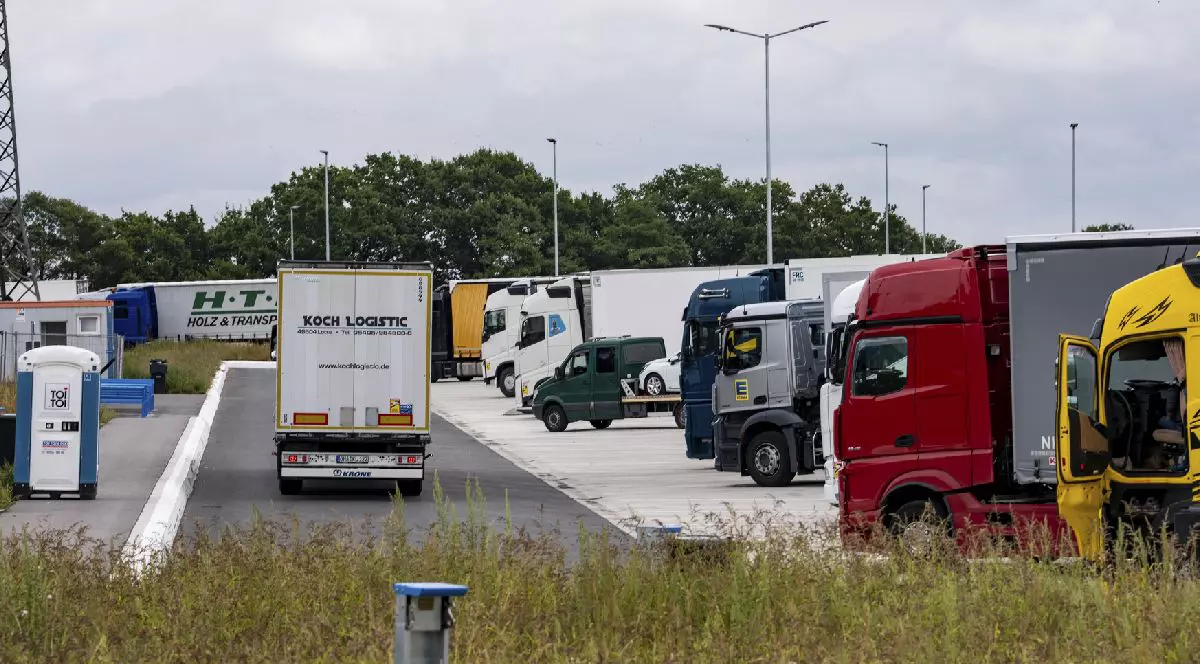 Imagine ilustrativă cu mai multe TIR-uri parcate