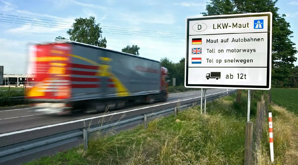 Camion rulând cu viteză pe o autostradă idin Germania