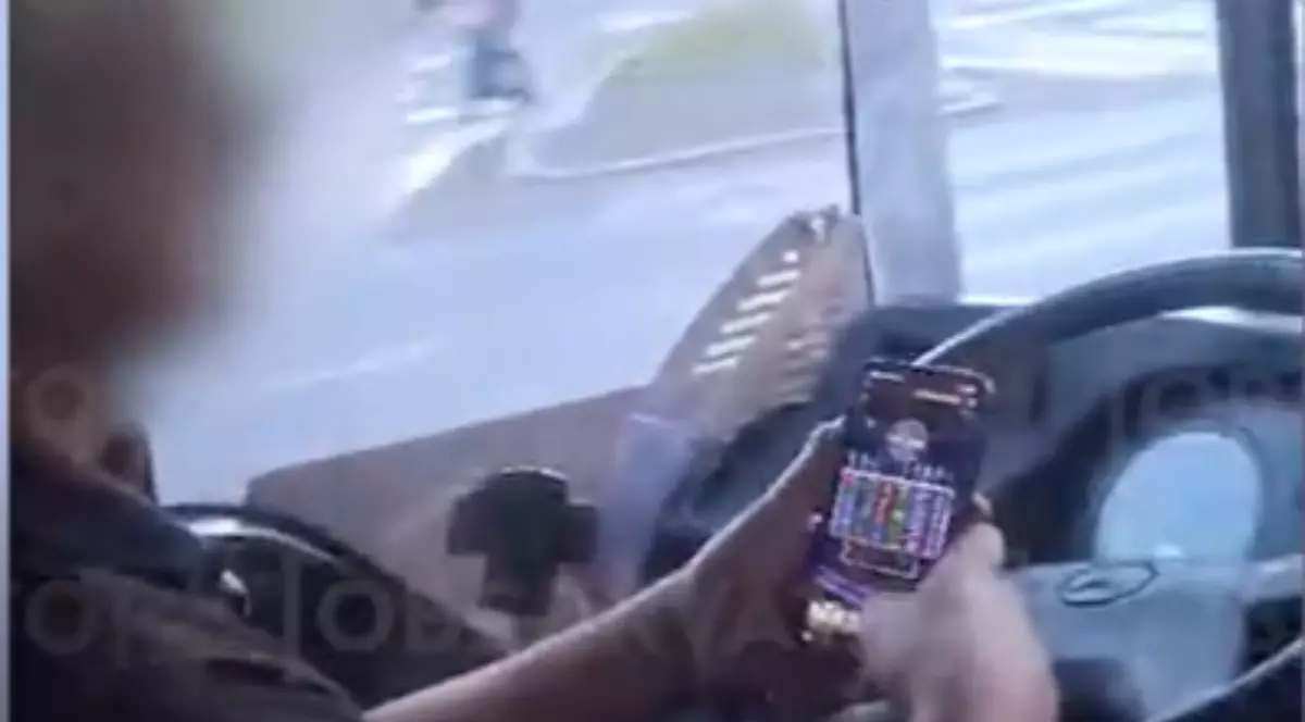 Un șofer care joacă păcănele la volan