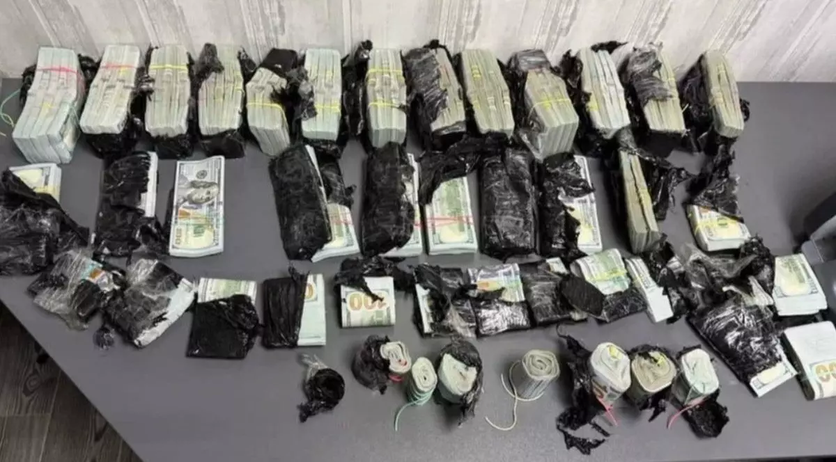 Teancuri de bani, puse pe patru rânduri pe o masă, găsiți de polițiști ascunși într-o mașină
