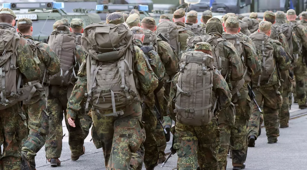 Soldați germani, în marș, cu spatele