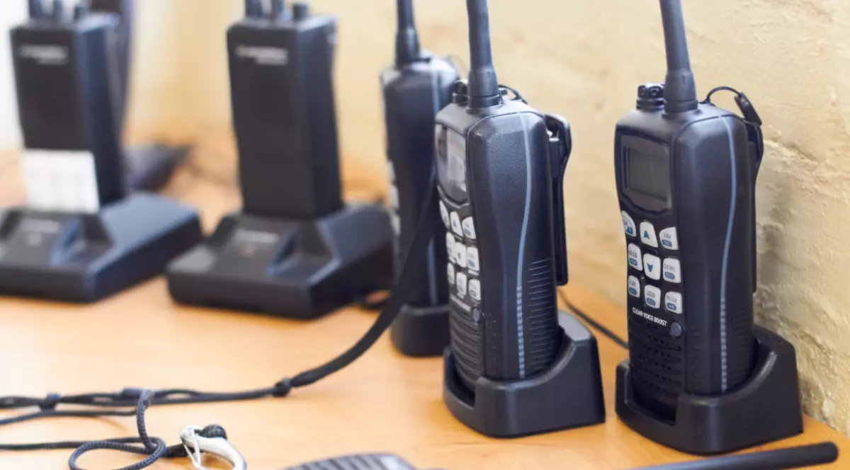 Mai multe stații radio portabile de culoare neagră