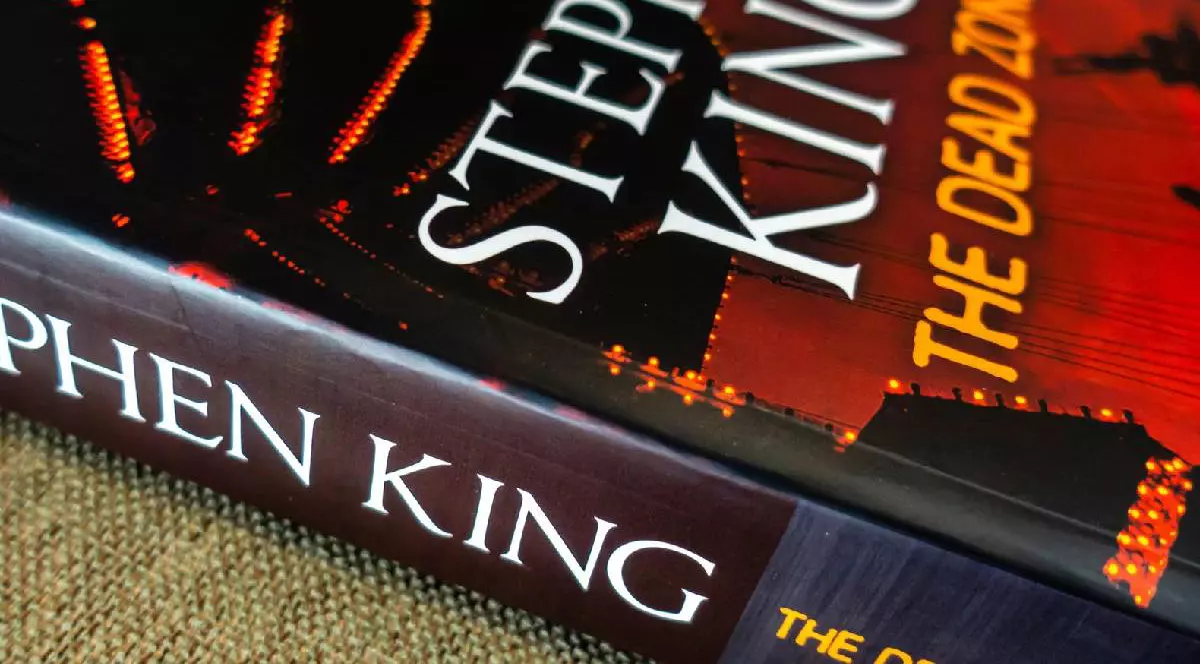 o carte a autorului Stephen King, așezată pe o masă