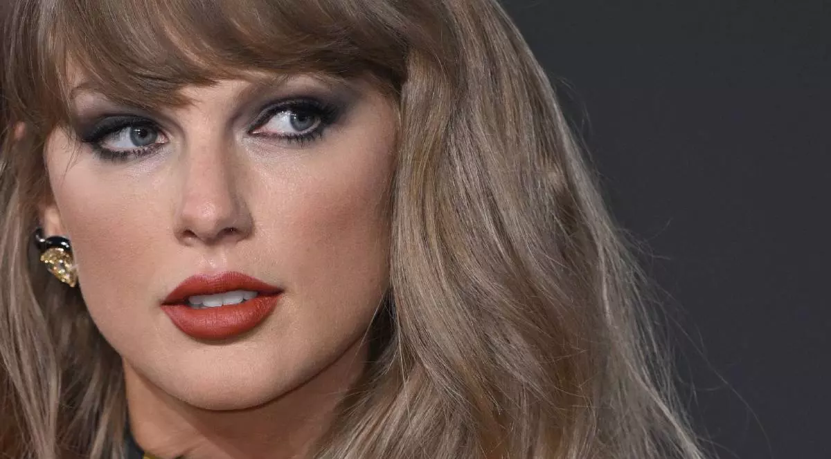 Poryretul cântăreței Taylor Swift care privește într-o parte, cu părut coafat cu breton