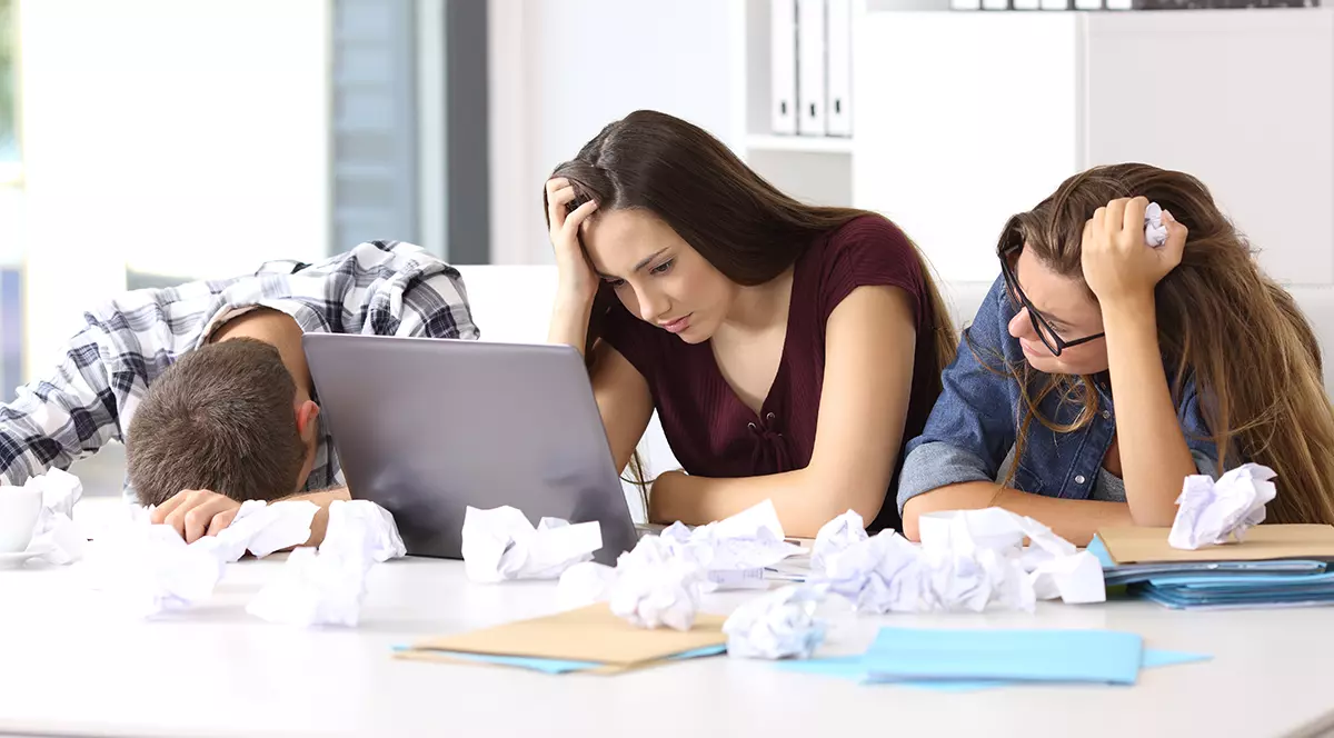 Trei tineri stresati la birou