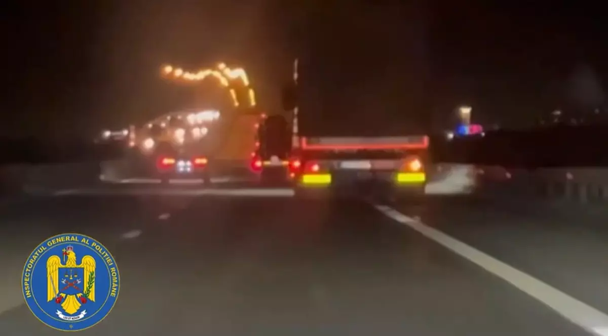 Un TIR care circulă pe o autostradă, nerespectând banda