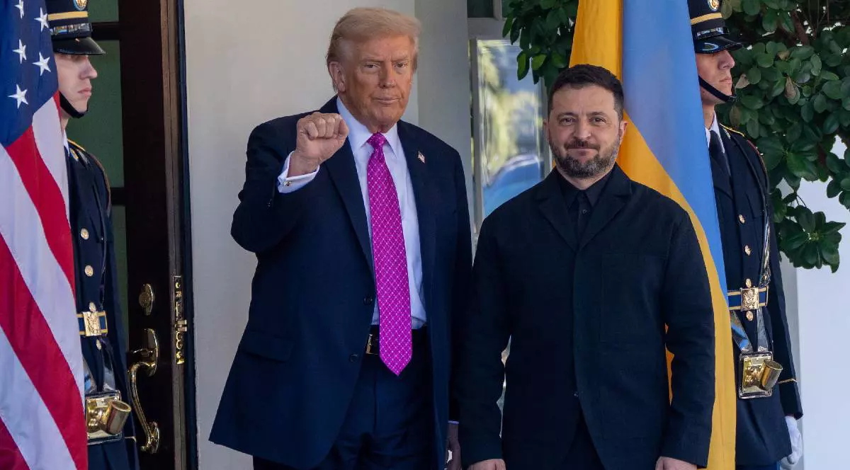 Președintele american Donald Trump (stânga) îl întâmpină pe președintele ucrainean Vlodimir Zelenski înainte de întâlnirea lor de la Casa Albă.