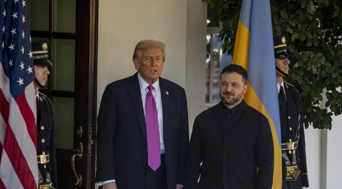 Imaginea îi prezintă pe Donald Trump și Volodimir Zelenski stând unul lângă celălalt la intrarea într-o clădire, păziți de gărzi de onoare americane și ucrainene. Trump poartă un costum bleumarin cu cravată roz-violet, iar Zelenski un costum negru cu cămașă neagră, în spatele lor fiind vizibil un steag al Ucrainei.