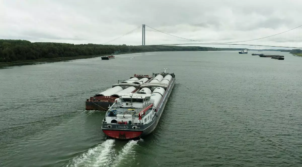 O barja transporta pe Dunăre componentele unor turbine eoliene